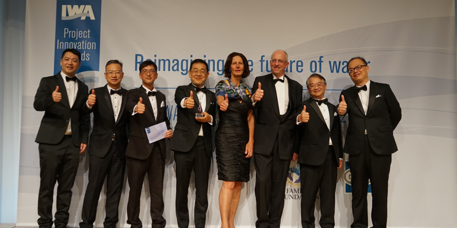 Prof. CHEN Guanghao (fourth left) and his research team received the Bronze Medal of Project Innovation Awards from Diane D’ARRAS (fourth right), President of International Water Association (IWA) at the IWA World Water Congress and Exhibition on September 17, 2018.	