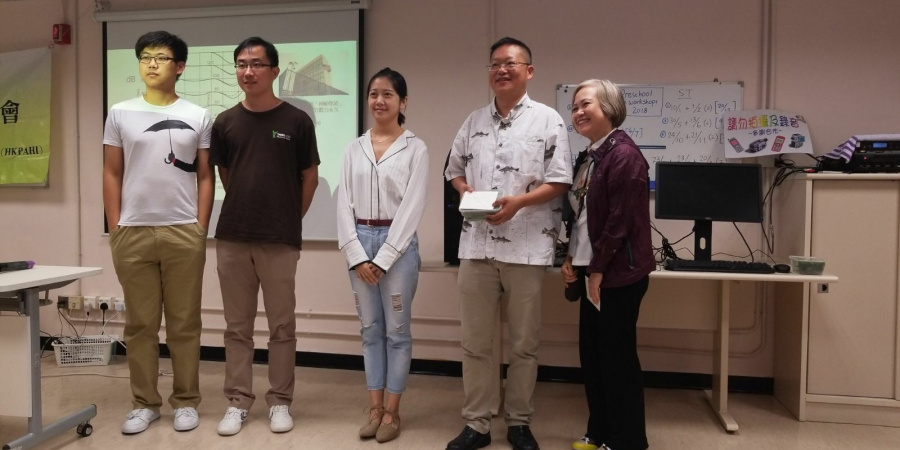Prof Richard So (2nd from right) and his PhD students (from left) Shutao Chen, Jun Hui and Tingyi Wang received a souvenir from Ms Vivian Wong, Chairlady of the Hong Kong Parents Association for the Hearing Impaired.
