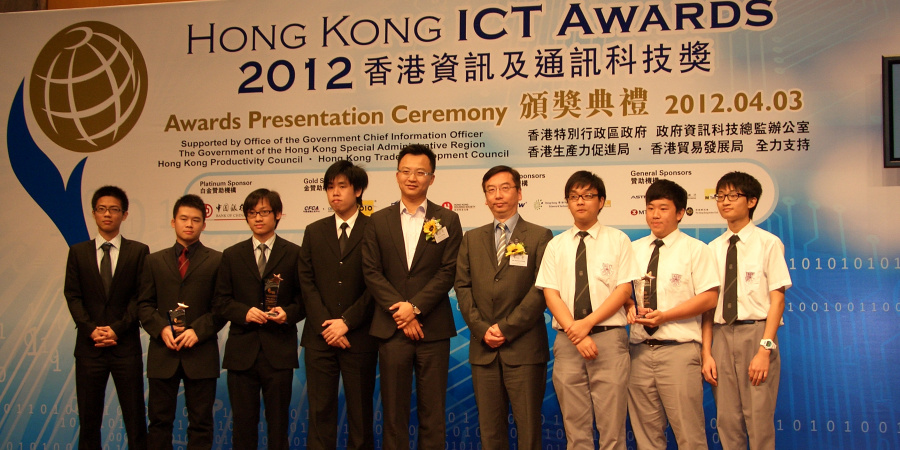 (1st to 4th from left) Two HKUST teams receiving the Best Innovation & Research (College & Undergraduates) Bronze Awards in the Hong Kong ICT Awards 2012 presentation ceremony. 