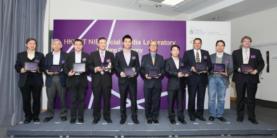 (左起)香港科技大學NIE社群媒體研究中心副總監曾憲國教授、創新科技署科學顧問余安正教授、資訊科技界譚偉豪議員JP、香港數碼港管理有限公司行政總裁林向陽先生、香港科技大學NIE社群媒體研究中心總監許丕文教授、香港科技大學校長陳繁昌教授、上海通盛時富投資管理有限公司行政總裁聶樂輝先生、香港科技大學工學院院長李德富教授、香港互聯網協會創會主席莫乃光先生、香港科技大學電子及計算機工程學系講座教授兼系主任穆樂思教授