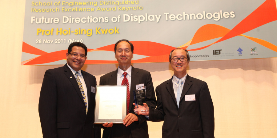 Prof Hoi Sing Kwok, inaugural recipient of the SENG Distinguished Research Excellence Award, received the trophy and the award certificate from President Prof Tony F Chan (right) and Dean of Engineering Prof Khaled Ben Letaief (left).