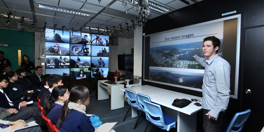 Prof Sander explaining the process of creating the world’s largest digital photos
