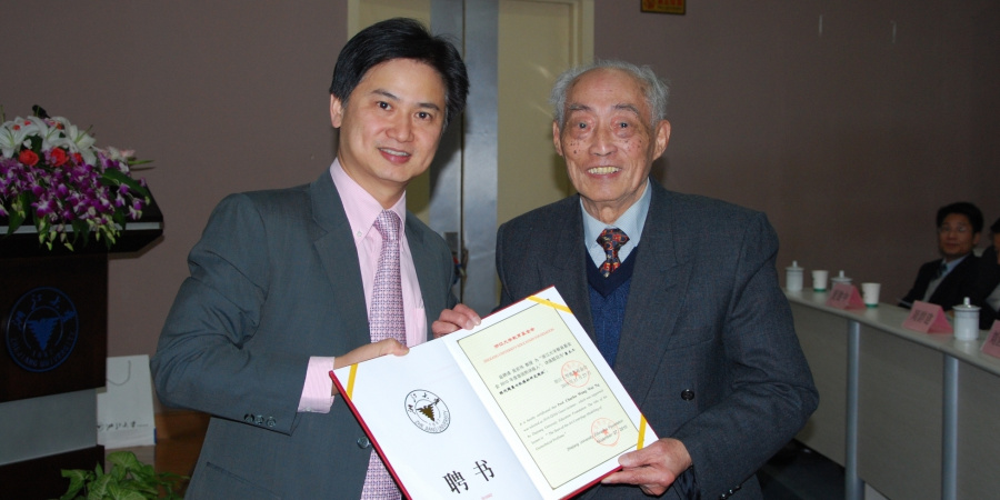 Prof Charles Ng (left) receiving the certificate of 2010 Zeng Guoxi Lecturer from Prof Zeng Guoxi