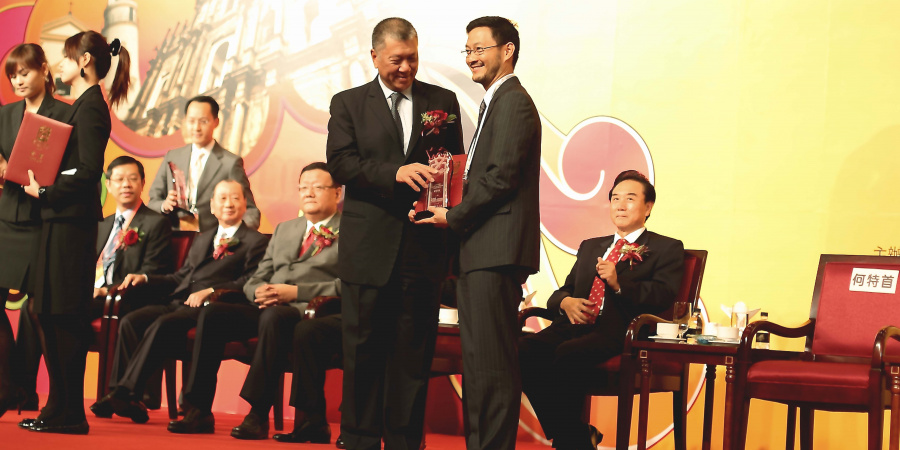 Prof Jack Lau Received “The 2009 Excellence in Achievement of World Chinese Youth Entrepreneurs” Award