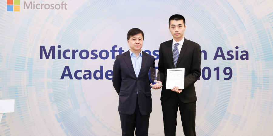 Zhang Hongming (right), one of 12 MRSA 2019 awardees out of 101 applicants, received the award from Dr. Hon Hsiao-Wuen, Corporate Vice President, Microsoft Asia-Pacific R&D Group, Microsoft Research Asia.