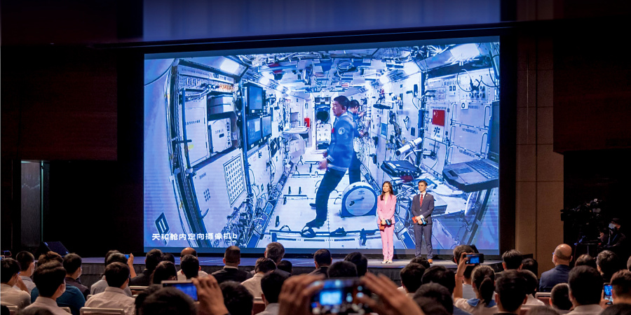 School of Engineering fresh graduate Marco Clark and professional media anchor Zhu Dan hosting the extraterrestrial encounter.