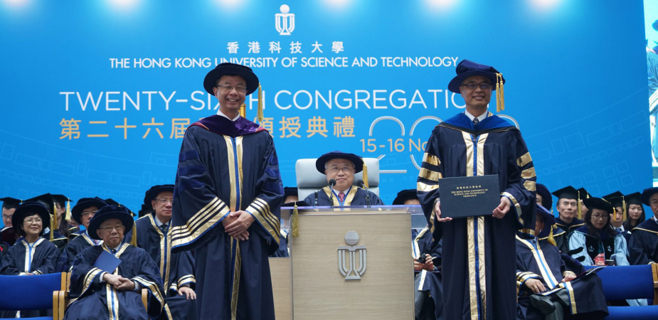 科大校董會主席廖長城先生（中）與副主席查逸超教授（左）見證史維教授（右）獲加冕為科大新任校長。
