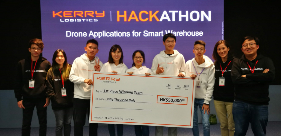 (Starting from third from left) Team members XIANG Tain-qi (SENG Year 1 student), LAM Chin-Kiu (Mechanical and Aerospace Engineering Year 4 student), Cindy CHEN (Year 2 student majoring in Mathematics and Computer Science), XIAO Hong-yu (SENG Year 1 student) and SHUM Ka-Shun (SENG Year 1 student) were the proud winners of the smart warehouse competition. They were accompanied by Dr. Winnie LEUNG, lecturer at HKUST's Division of Integrative Systems and Design (second from right), when receiving the grand pri