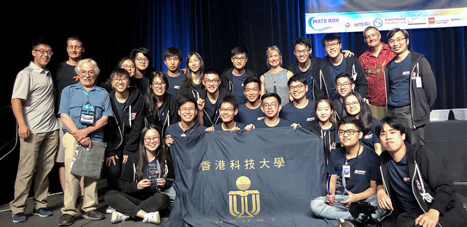 Prof. Tim WOO (first right, back row), HKUST ROV Team members, as well as organizers of the MATE International ROV Competition
