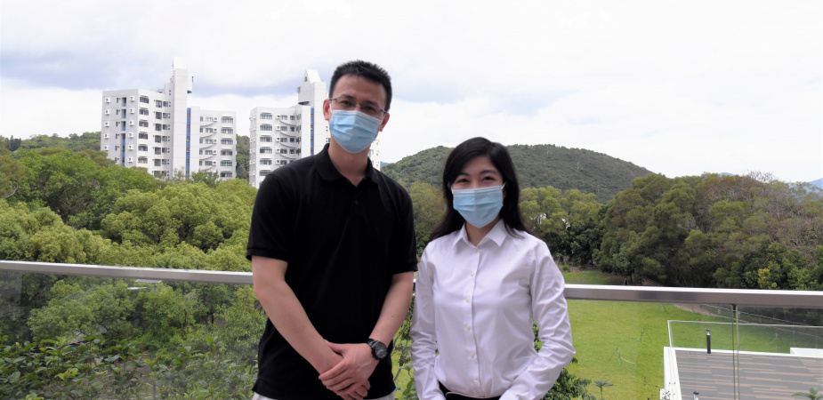 殷冉博士（左）作为科大博士毕业生，以学长身份，热情地与Sheena（化学工程及生物分子工程学三年级博士生）分享自己攻读博士学位的宝贵经验和心得。
