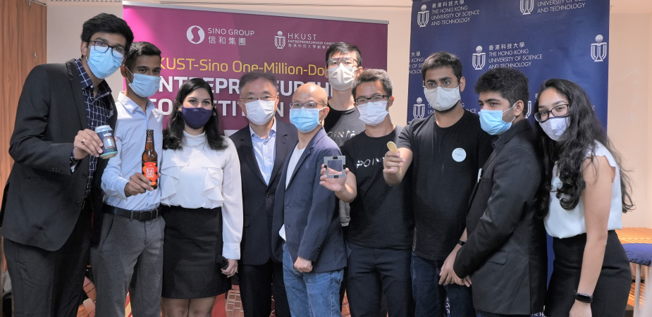 科大创业中心署理主任萧观明（左五）、信和集团创新联席董事杨孟璋（左四）与得奖者合照。