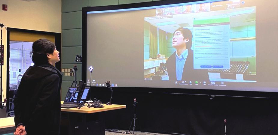 工学院工程教育创新中心主任陈锐斌教授身处科大特别设计的混合实境教室。这个全港首创的教室，为网上和面授学习提供了多个崭新的教学方法。