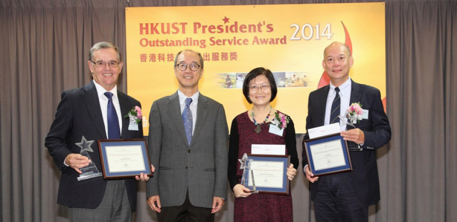 HKUST President Prof Tony F Chan (second from left) presented the “HKUST President’s Outstanding Service Award” to three awardees, namely Mr Mike Hudson, Director of the Facilities Management Office, Ms Margaret Chau, Head (Research and Graduate Studies Administration) in the Office of the Dean of Engineering, and Dr Chi Moon Li, Senior Manager of the Health, Safety and Environment Office (from left).