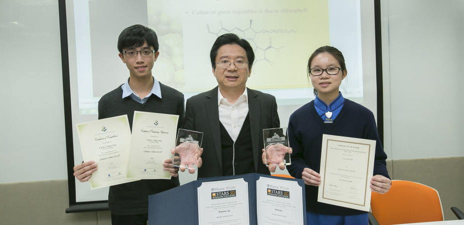 Prof Ting-Chuen Pong (middle) wins two Wharton-QS Stars Awards 2014 for the innovative e-learning programs. Brian Tang (left) and Christine Lau (right) were students who enrolled in the “Chemists Online” program.