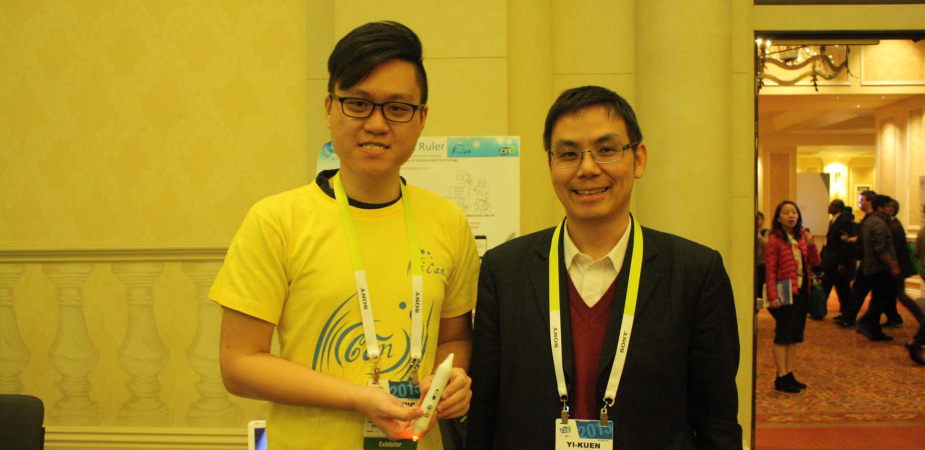 Student Chun Sing Poon, holding the Smart Ruler, and Prof Yi-Kuen Lee.