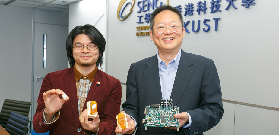 蘇孝宇教授(右)和張健鋼展示其音頻科技的研發成果。 
