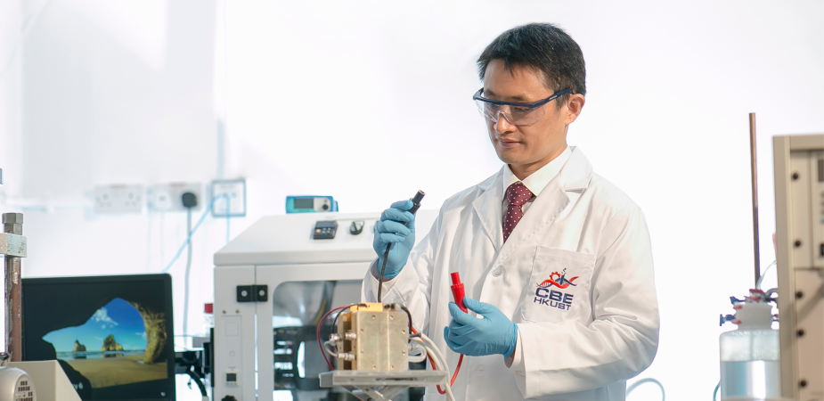 科大化学及生物工程学系教授兼科大能源研究院院长邵敏华教授手持氢燃料电池原型（prototype）。