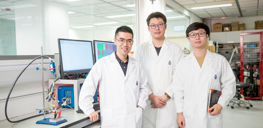 （左起）陳擎教授與其研究團隊成員李良昱（博士後研究員）及肖狄文（博士生）於科大能源研究院實驗室內。工作桌上正是為製造納米多孔鋅金屬電極而設的裝置。