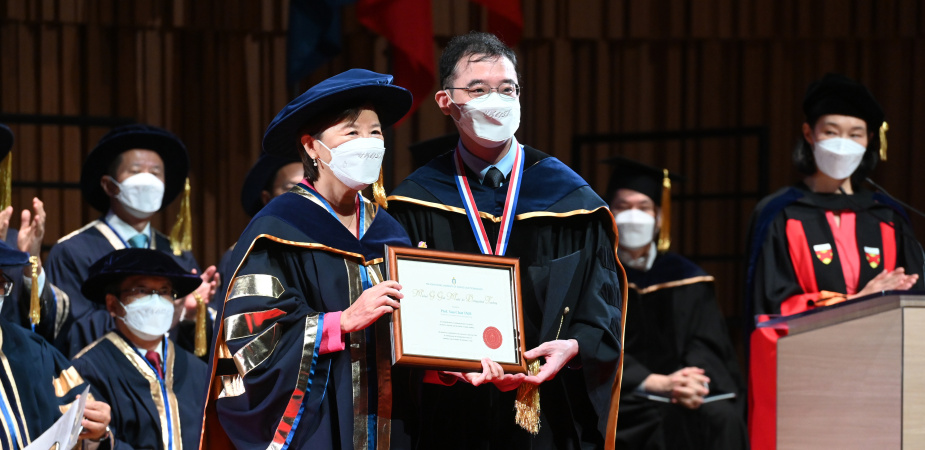 Prof. Nancy Ip (left) presented the Michael G. Gale Medal for Distinguished Teaching to Prof. Desmond Tsoi (right) at the University's Congregation on November 26, 2022.