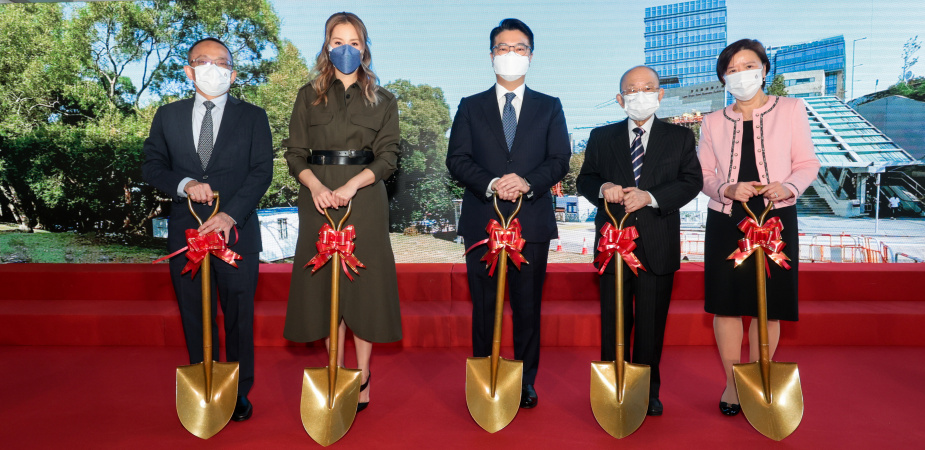 Dr. Martin Lee, Chairman of Henderson Land Group (middle), and Mrs. Cathy Chui Lee (second left); Dr. John Chan, HKUST Court Chairman (second right), Prof. Nancy Ip, HKUST President (first right), and Prof. Tim Cheng, HKUST Vice-President for Research and Development (first left), preside over the groundbreaking ceremony of Martin Ka Shing Lee Innovation Building.