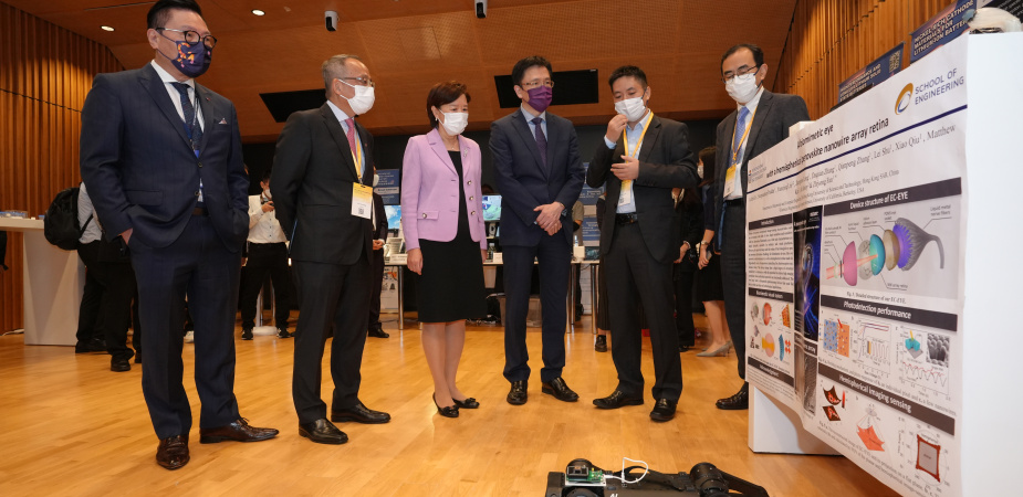 HKUST researchers introduce their research projects to Prof. Sun Dong, Secretary for Innovation, Technology and Industry of the HKSAR Government (third right), Prof. Nancy Ip, HKUST President (third left), and Prof. Tim Cheng, HKUST Vice-President for Research and Development (second left).