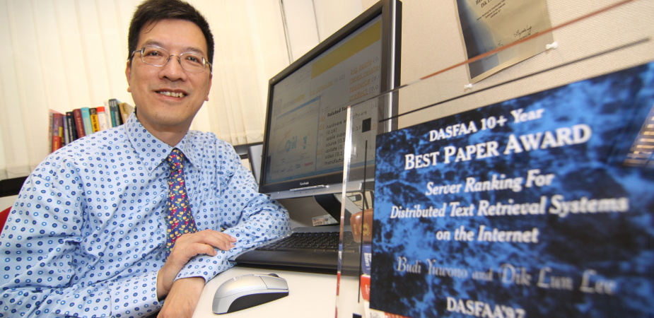 Picture shows HKUST Professor in Computer Science and Engineering Dik Lun Lee with the DASFAA 10+ (Database Systems for Advanced Applications) Best Paper Award 2009