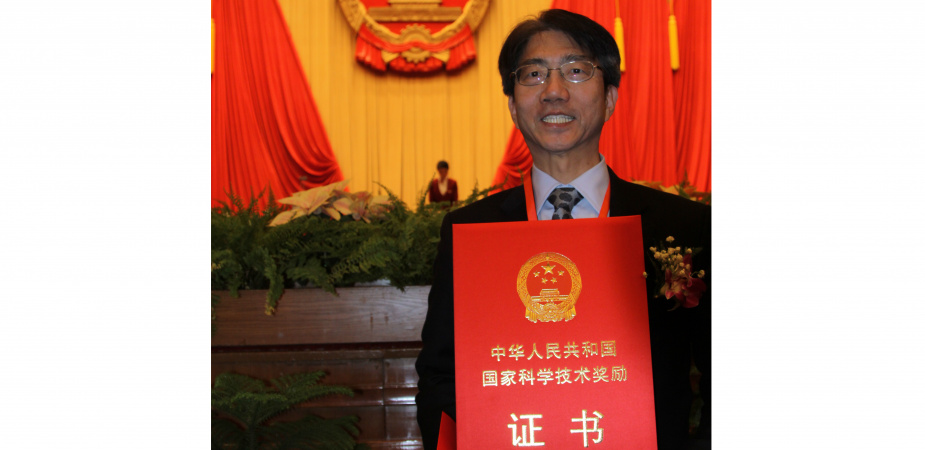 副校长李行伟教授在人民大会堂接受奖状