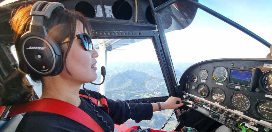 金多贞学习驾驶小型飞机，时为2014年。