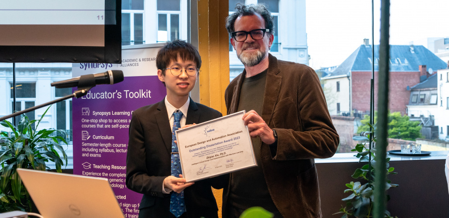 「歐洲設計、自動化和測試會議」上月在比利時舉行，謝知遙教授（左）在會上接受歐洲設計及自動化協會的2023年度傑出論文獎，是他近期所獲的兩個博士論文獎之一。