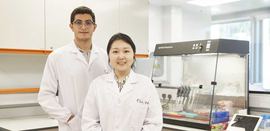 卢晓博士（右）及 Alan Rodriguez博士的实验室设于香港科学园。两人同为科大生物工程学博士毕业生。