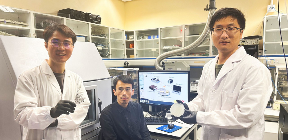 Prof. Yang Zhengbao, Associate Professor at HKUST’s Department of Mechanical and Aerospace Engineering (center), CityU postdoctoral fellow Dr. Li Xuemu (right) and CityU doctoral student Zhang Zhuomin (left)
