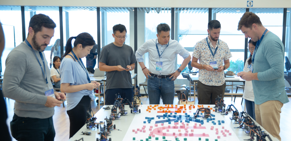 Young global leaders explored AI and machines in a hands-on environment at the HKUST campus.
