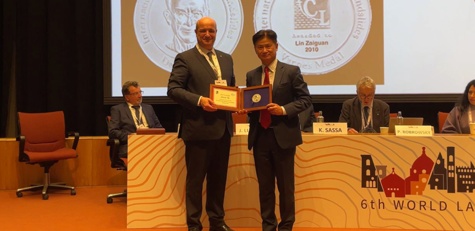 Prof. Charles Ng (right) received the prestigious Varnes Medal of the International Consortium on Landslides at the 6th World Landslide Forum in Florence, Italy in November 2023.