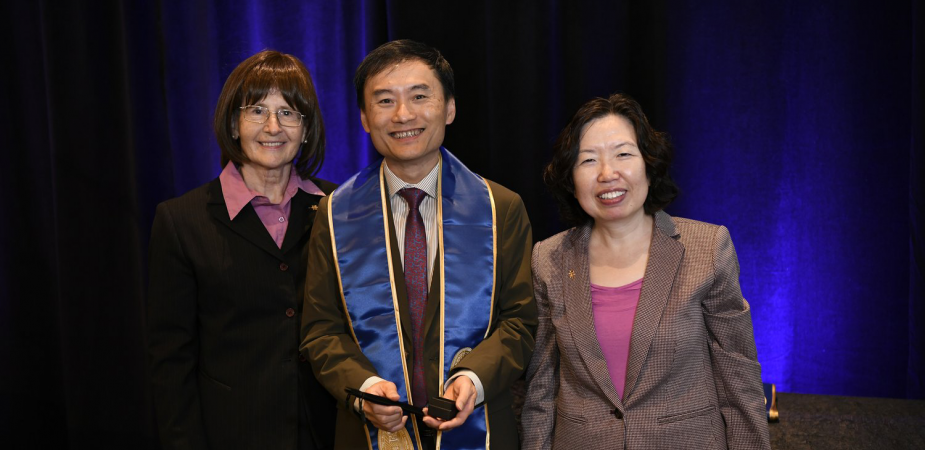 陈双幸教授（中）因其科研贡献惠及多家企业，获Sigma Xi科学研究学会嘉许，于2023年授衔为该会院士。