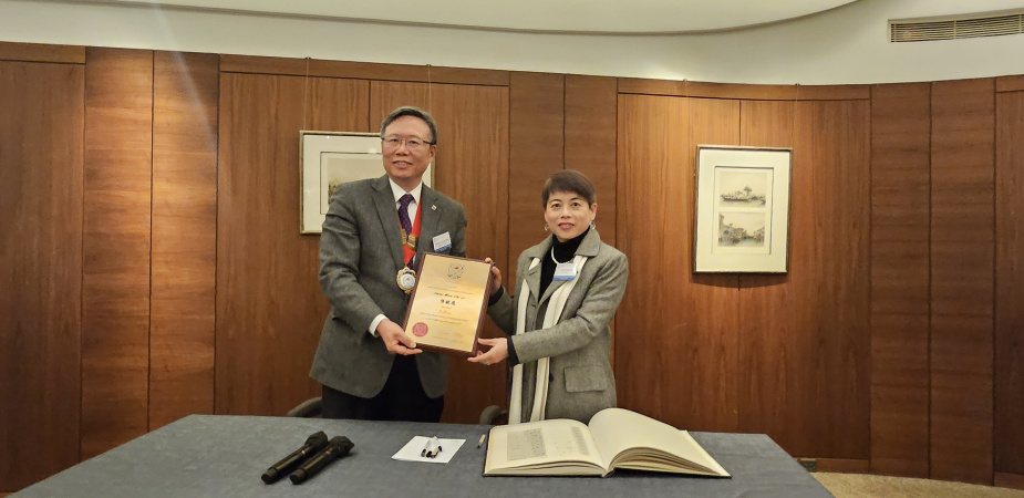 勞敏慈教授、工程師（右）於2024年1月29日舉行的頒授儀式上，獲香港工程科學院院長滕錦光教授頒授院士榮銜。