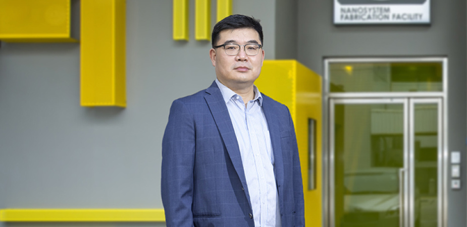 陳敬教授成功研製首款結合氮化鎵和碳化矽的混合場效應電晶體，讓這兩種化合物的互補優勢得以充分發揮。