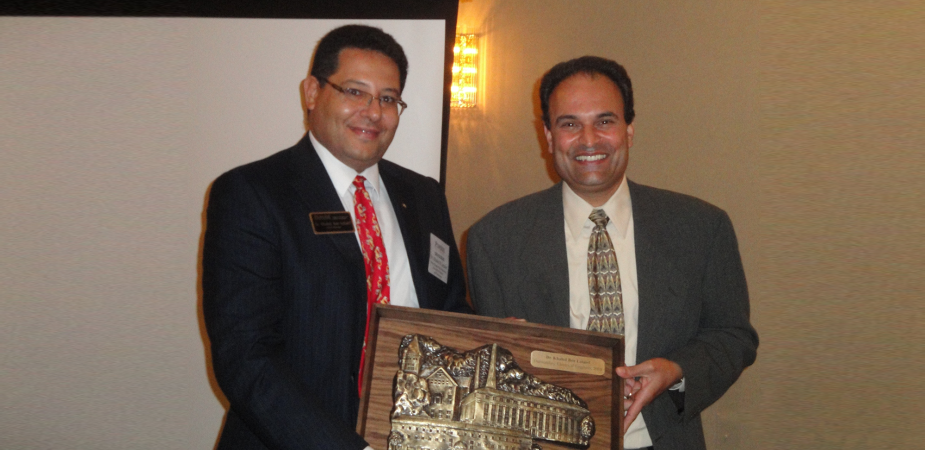 李德富教授（左）獲美國印第安納州普渡大學電機及計算機工程學院院長 Professor V "Ragu" Balakrishnan 頒發傑出電機及計算機工程師獎。