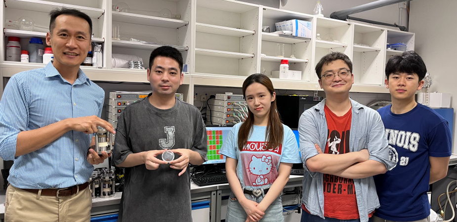 (From left) Prof. Yoonseob Kim, PhD student Jun Huang (first author of the paper), PhD student Chen Li, postdoctoral fellow Ki-Taek Bang, and PhD student Hang Luo