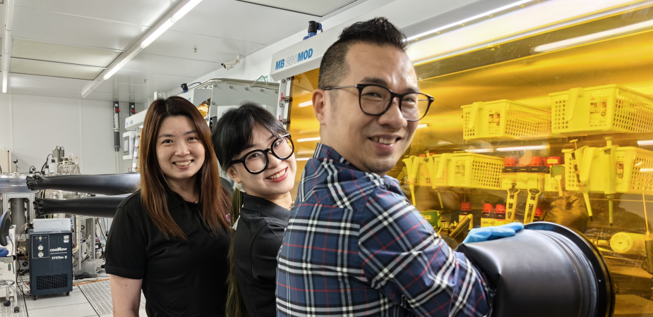 Assistant Professor Lin Yen-Hung of the Department of Electronic and Computer Engineering and the State Key Laboratory of Advanced Displays and Optoelectronics Technologies (right), Electronic and Computer Engineering PhD student Cao Xueli (center), and Senior Manager of the State Key Laboratory of Advanced Displays and Optoelectronics Technologies Dr. Fion Yeung (left)