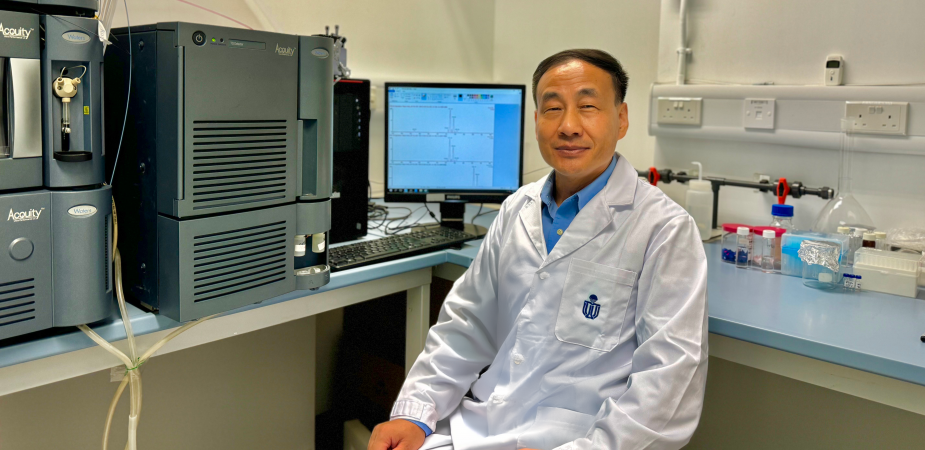 Prof. Zhang Xiangru discovers an effective and rapidly degradable disinfectant. Using the instrument known as “ultra-performance liquid chromatography/electrospray ionization-triple quadrupole mass spectrometry (UPLC/ESI-tqMS)”, he successfully detects the degradation products of 2,6-DCQ and determines the degradation pathway of 2,6-DCQ in seawater.