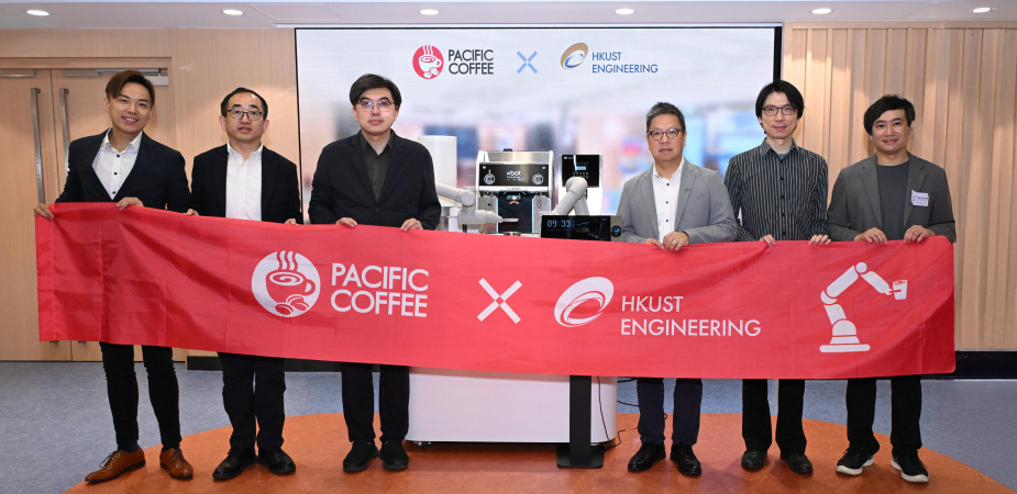 機械人咖啡機今天由科大工學院及Pacific Coffee雙方高層正式揭幕，包括科大工學院院長羅康錦教授（右三）、科大工學院工程教育創新中心主任林熙寧教授（右二）、科大工學院工程教育創新中心副主任陳銳斌教授（右一）、華潤創業副總裁兼太平洋咖啡（香港及海外）董事長及首席執行官李楠先生（左三）、華潤創業智能與數字化部總經理朱磊先生（左二）及太平洋咖啡營運部及市場部助理總監姜紹熙先生（左一）。