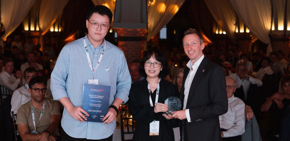 Civil Engineering PhD students Gong Xingbo (left) and Xu Yuqing (center) in Prof. Jack Cheng’s team received the final award in the Student Research Category of buildingSMART International openBIM Awards 2024 at the banquet of buildingSMART International Summit cum CIB W78 Conference.