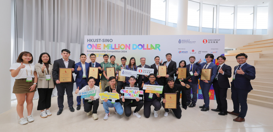 Ir Andrew Young, Advisor (Innovation) of Sino Group and Adjunct Professor of the Division of Integrative Systems and Design at HKUST; Prof. Carrie Ling, Director of HKUST Entrepreneurship Center, and the winners.