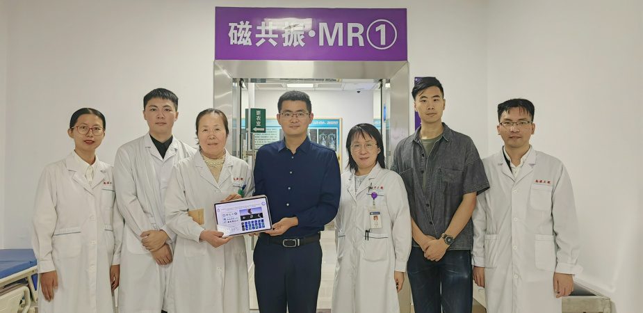 Assistant Professor Chen Hao (center) and PhD student Qiu Zelin (second right) from the School of Engineering, HKUST; Prof. Zhao Yinghua (third left), Dr. Xie Zhuoyao (first right) and other members of the research team from the Third Affiliated Hospital of Southern Medical University.