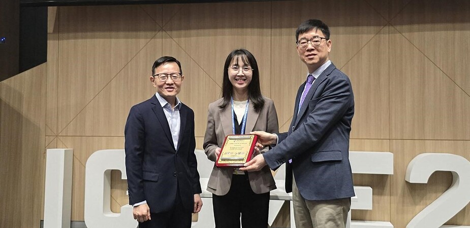 Prof. Lim Chwee-Teck (left), chair of the 18th International Conference on Biomedical Engineering 2024 (ICBME 2024), and Prof. Hsing I-Ming (right), President of the Asia Pacific Biomedical Engineering Consortium (APBEC) and Professor of Chemical and Biological Engineering at HKUST, presented the APBEC Young Scholar Award to Prof. Hnin Y. Y. Nyein at ICBME 2024.