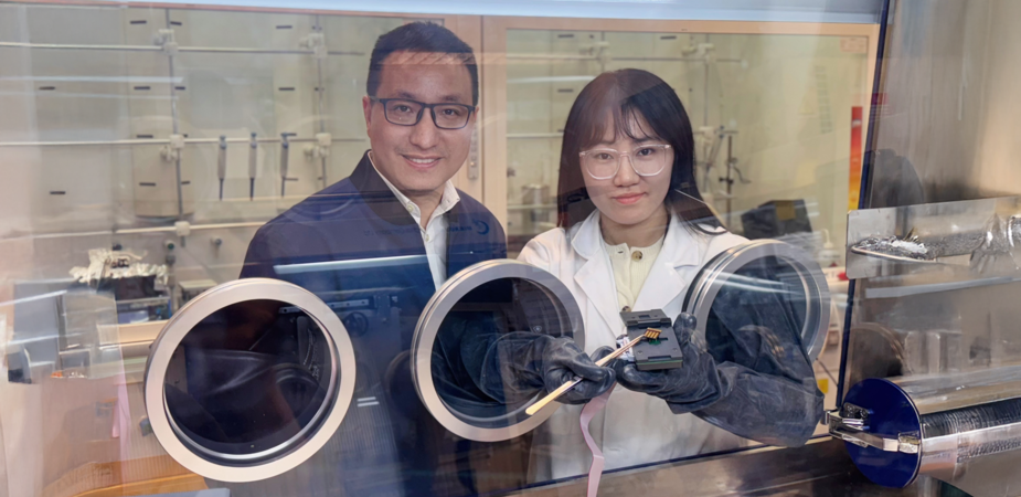 Prof. Zhou Yuanyuan (left) and Dr. Hao Mingwei (right) demonstrate a stability test of their newly developed cation-homogenized perovskite solar cells.