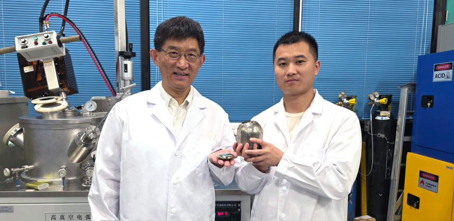 科大機械及航空航天工程學系教授孫慶平（左）及研究助理教授黎橋（右）展示其團隊研發的Ti₇₈Nb₂₂新型彈性合金。