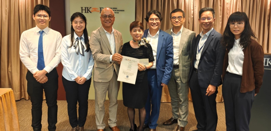 （左起）科大研究助理教授鄭澤校博士、科大博士生張鈺、香港工程師學會環境分部主席陳家龍博士工程師、科大講座教授勞敏慈工程師、水務署署長黃恩諾先生、水務署助理署長葉家駿先生、發展局項目助理秘書長郭有定先生，以及水務署水務化驗師梁翠芬女士。