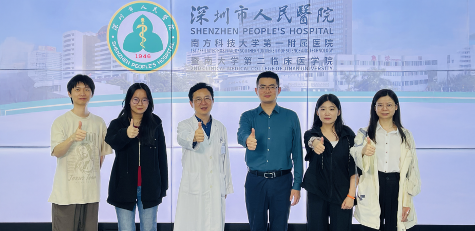 深圳市人民醫院吳明祥醫生（左三）、科大助理教授陳浩教授（右三）、研究生辛億（左二）及其他團隊成員合照。