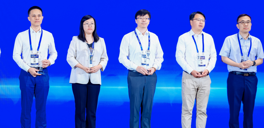 傅林教授（左一）於2025年7月19日在湖南長沙舉行的「中國力學大會2025」上，獲頒第十九屆中國力學學會青年科技獎。傅教授是全國獲得此獎的十位得獎者之一，也是唯一一位來自本港大學的得獎人。